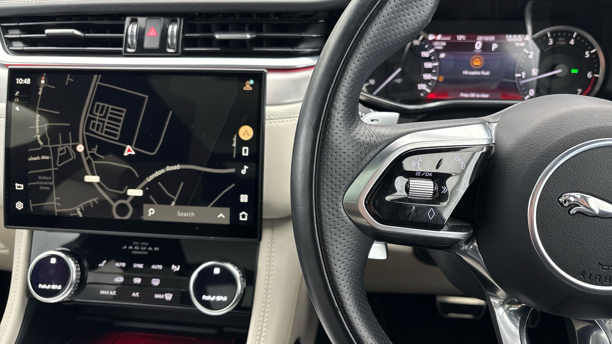 Jaguar F-PACE Image 13