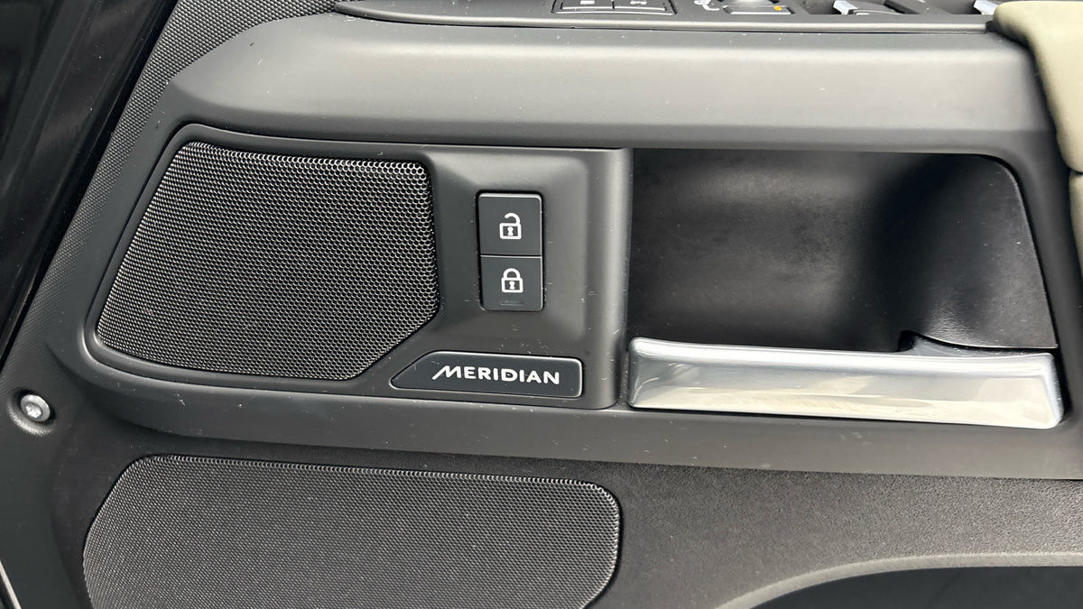 Land Rover Defender 110 Image 30