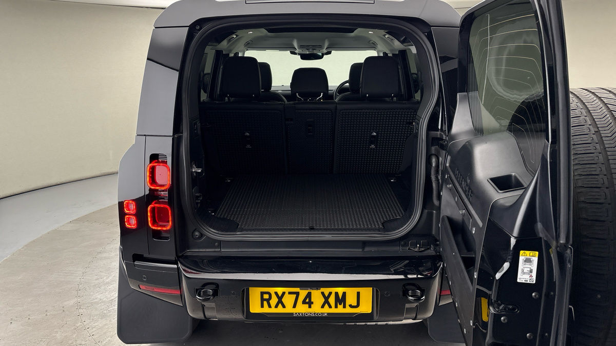 Land Rover Defender 110 Image 11