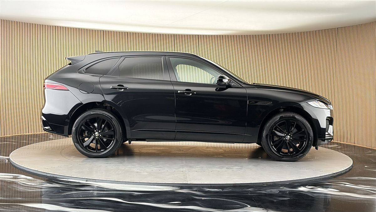 Jaguar F-PACE Image 16