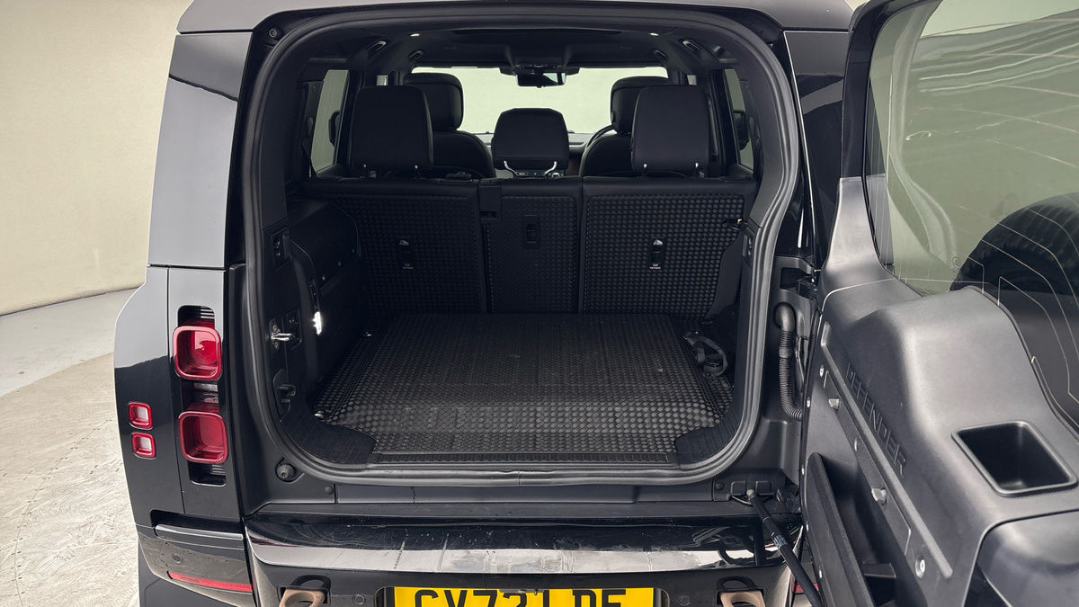 Land Rover Defender 110 Image 11