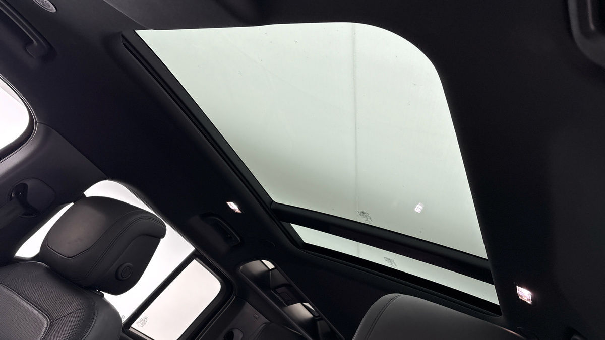 Land Rover Defender 110 Image 6