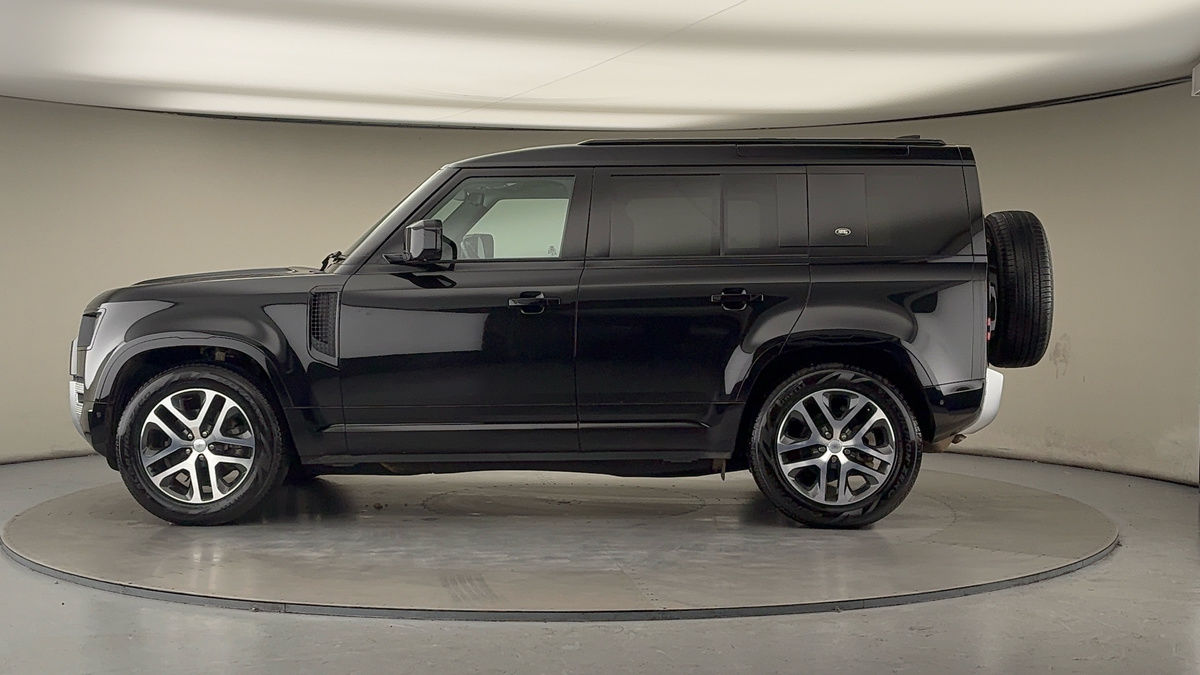 Land Rover Defender 110 Image 15