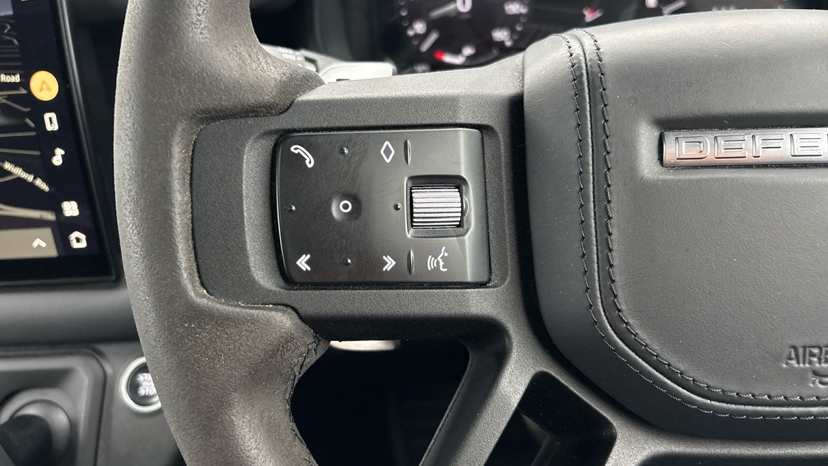 Land Rover Defender 110 Image 13