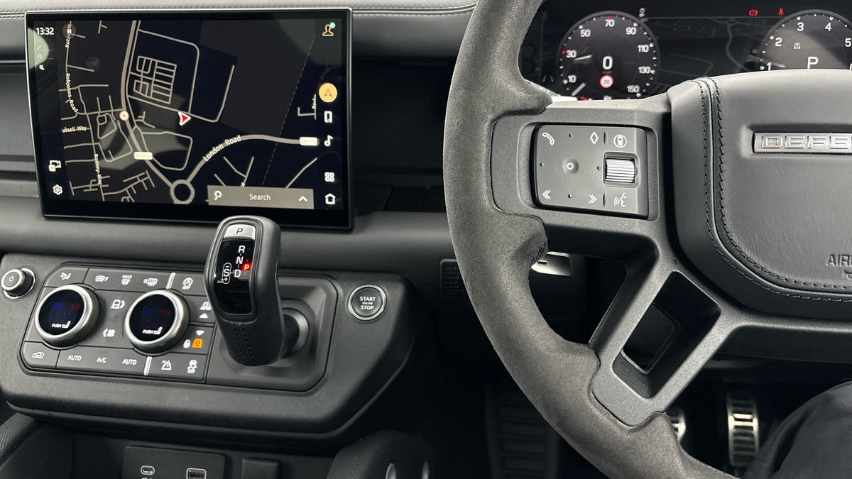 Land Rover Defender 130 Urban Image 13