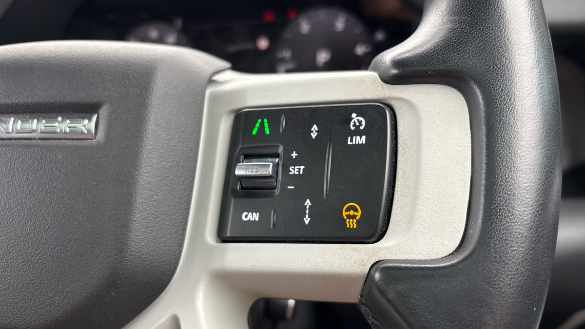 Land Rover Defender 110 Image 30