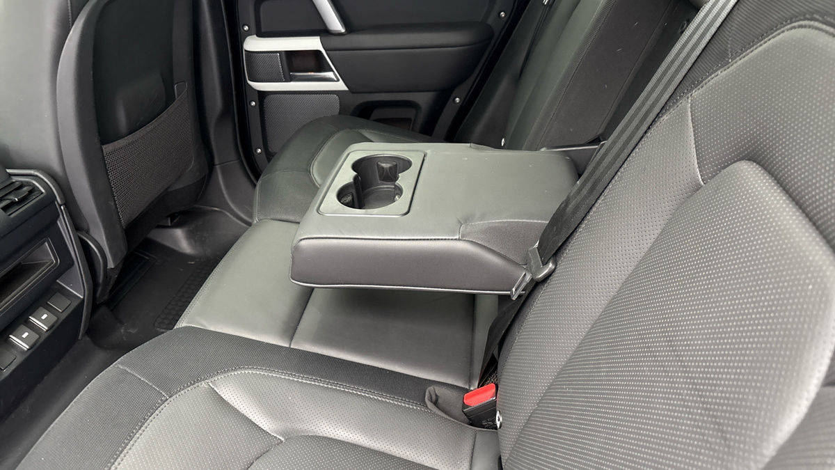 Land Rover Defender 110 Image 9