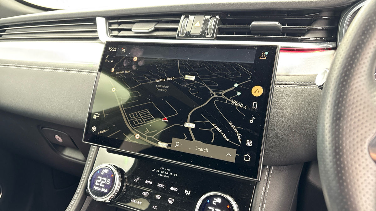 Jaguar F-PACE Image 17