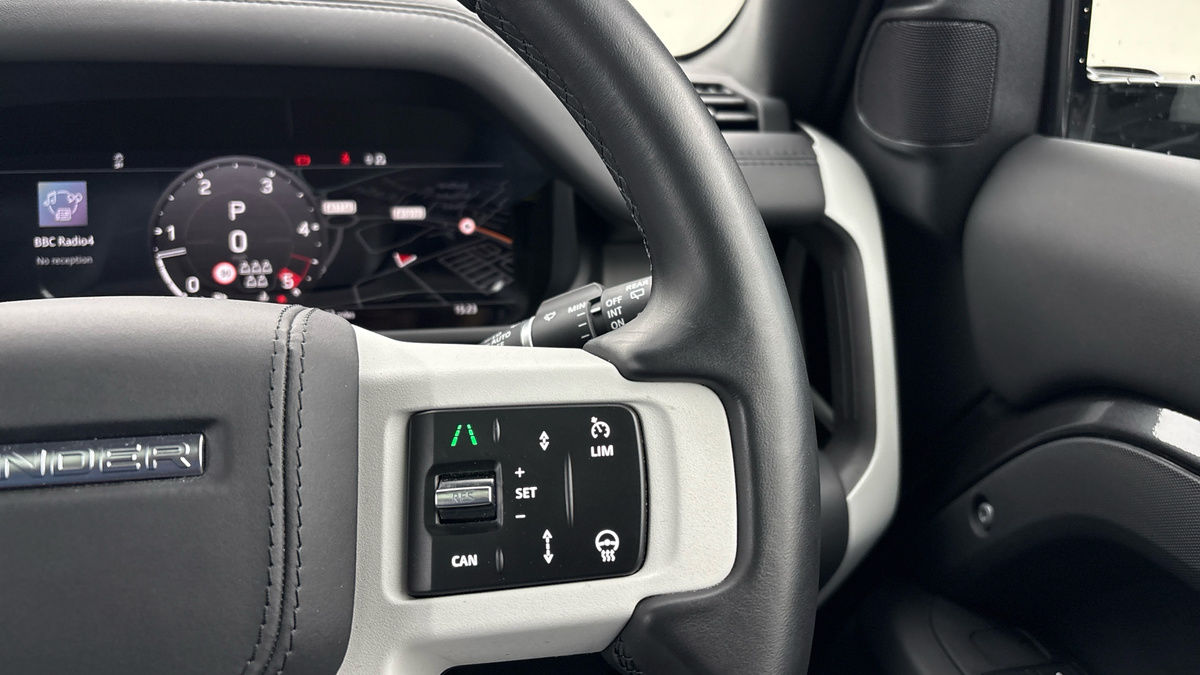 Land Rover Defender 110 Image 14