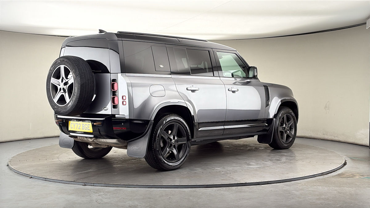 Land Rover Defender 110 Image 21