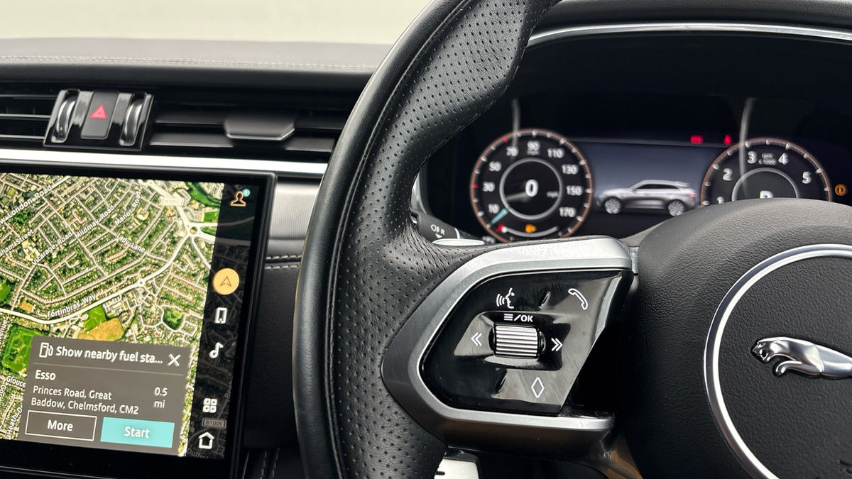 Jaguar F-PACE Image 13