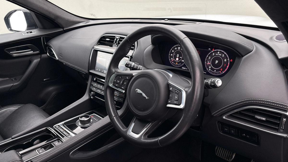 Jaguar F-PACE Image 5