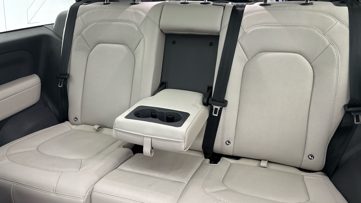 Land Rover Defender 90 Image 9