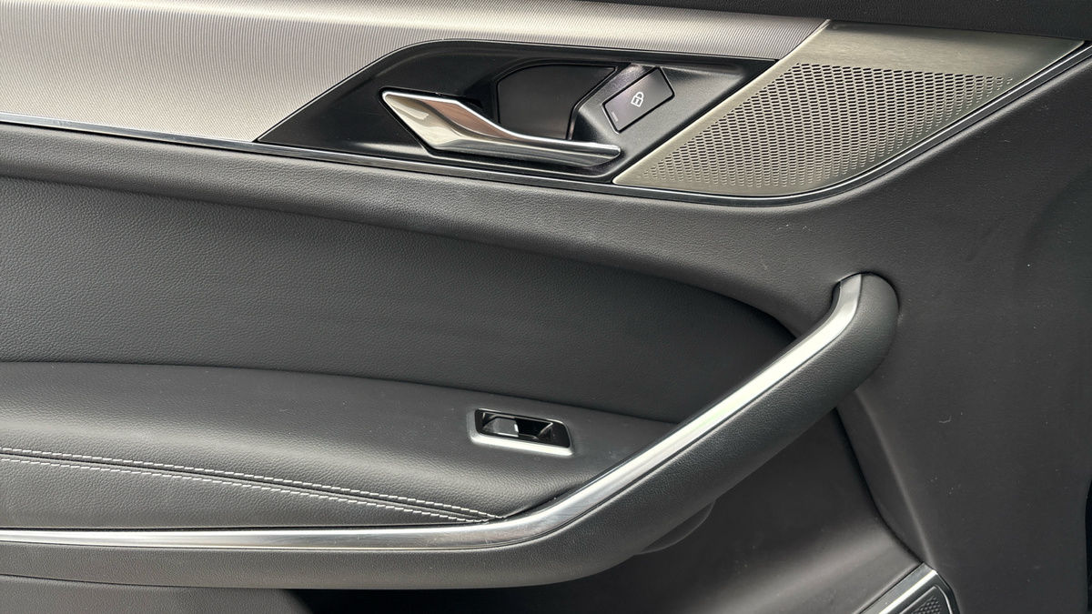 Jaguar F-PACE Image 19