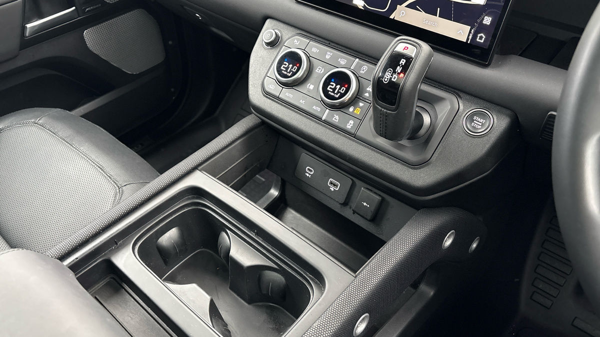 Land Rover Defender 130 Image 18