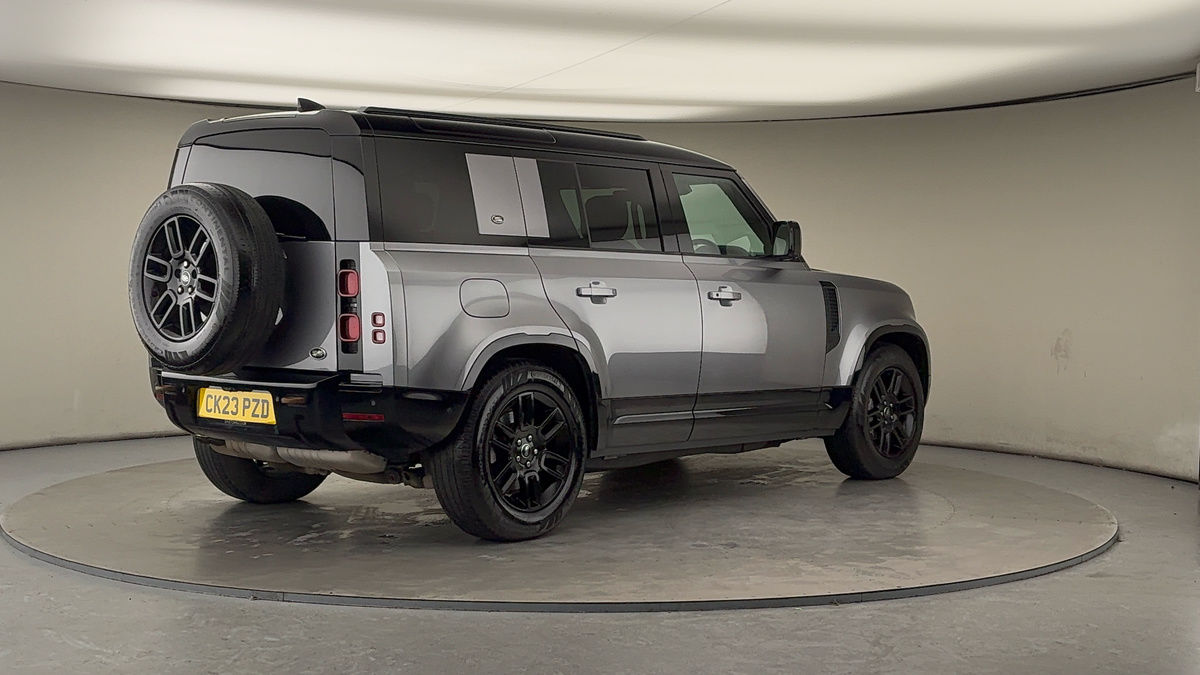 Land Rover Defender 110 Image 21