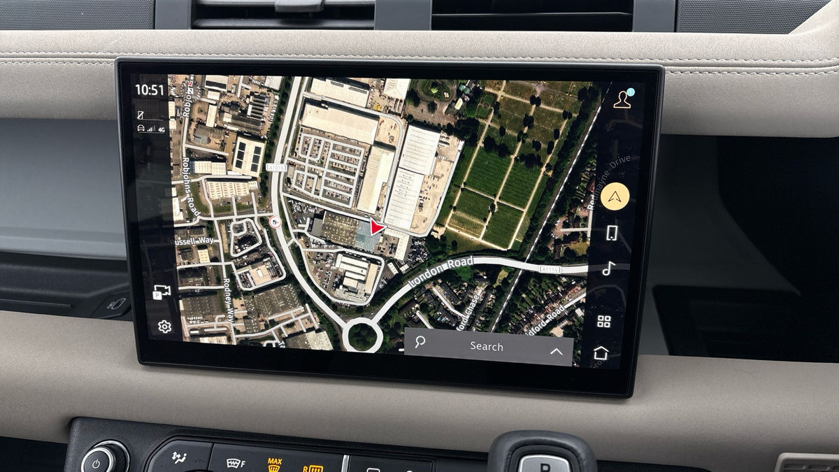 Land Rover Defender 110 Image 17