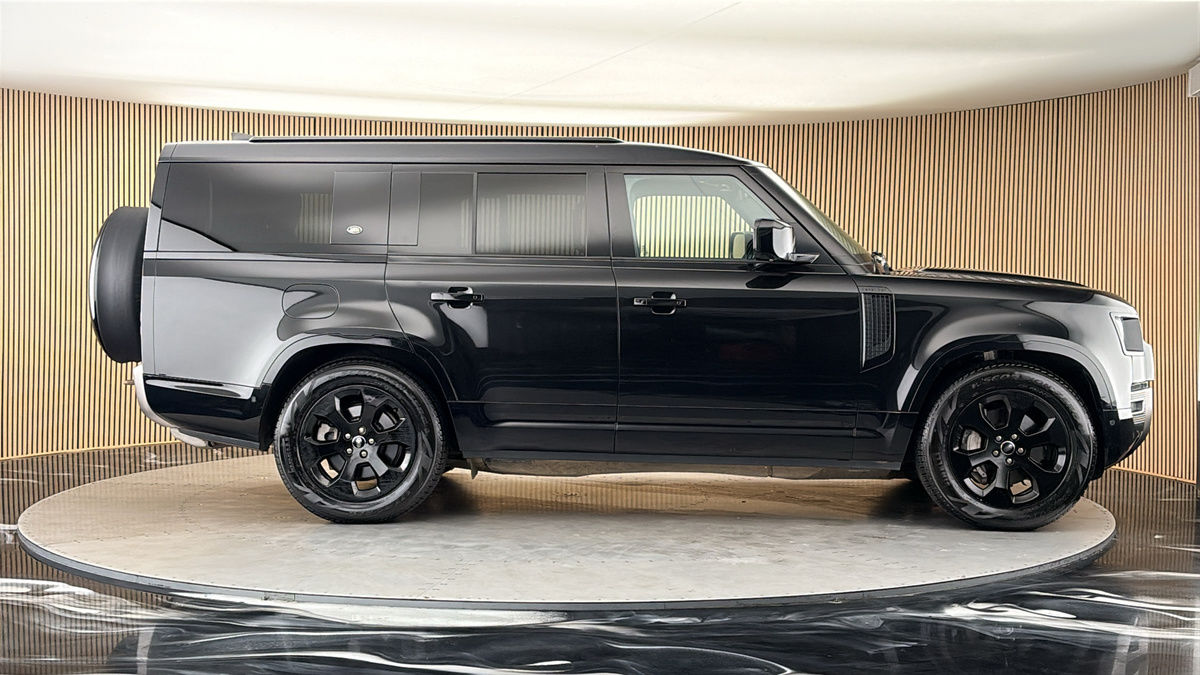 Land Rover Defender 130 Image 16