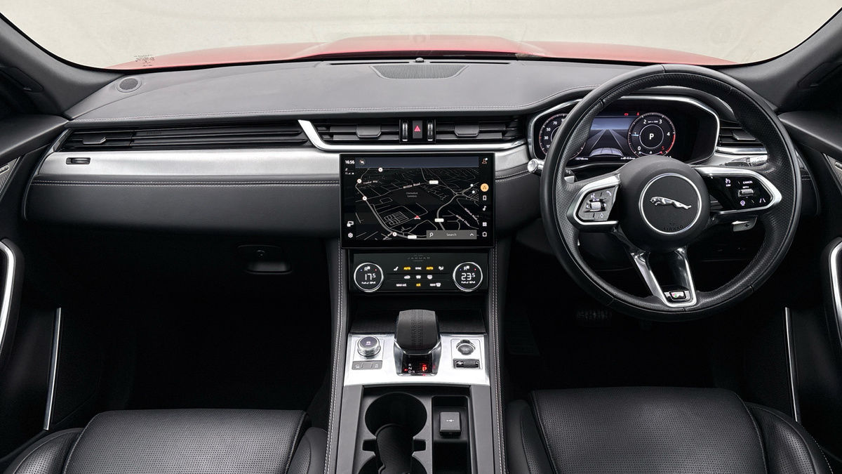 Jaguar F-PACE Image 12