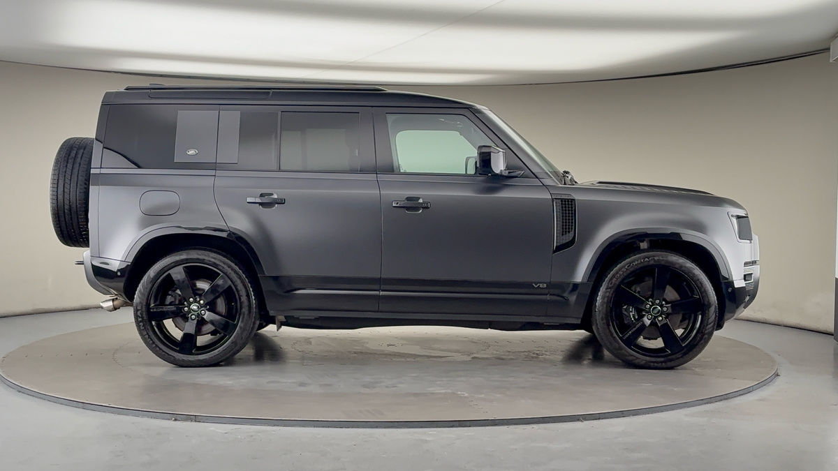 Land Rover Defender 110 Image 16