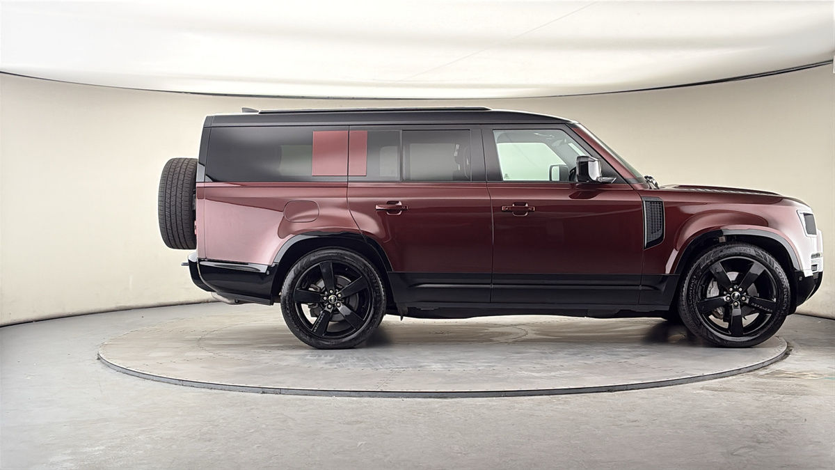 Land Rover Defender 130 Image 16