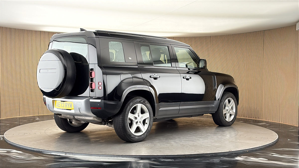 Land Rover Defender 110 Image 21
