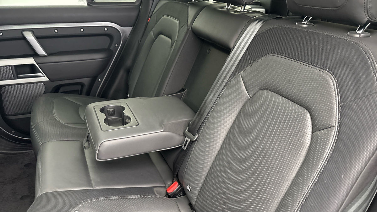 Land Rover Defender 110 Image 9