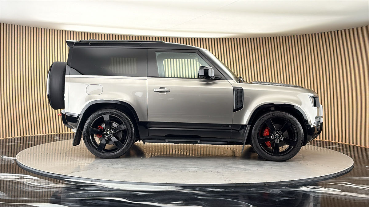 Land Rover Defender 90 Image 16