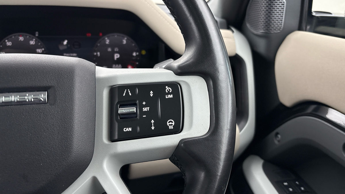 Land Rover Defender 110 Image 14