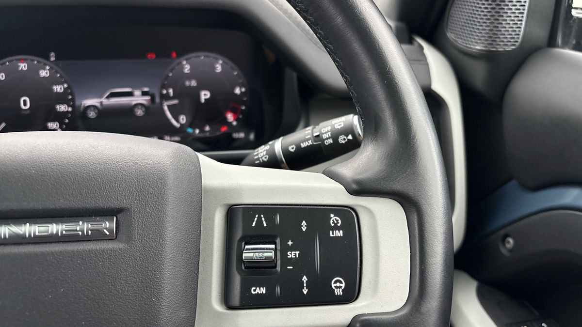 Land Rover Defender 110 Image 14