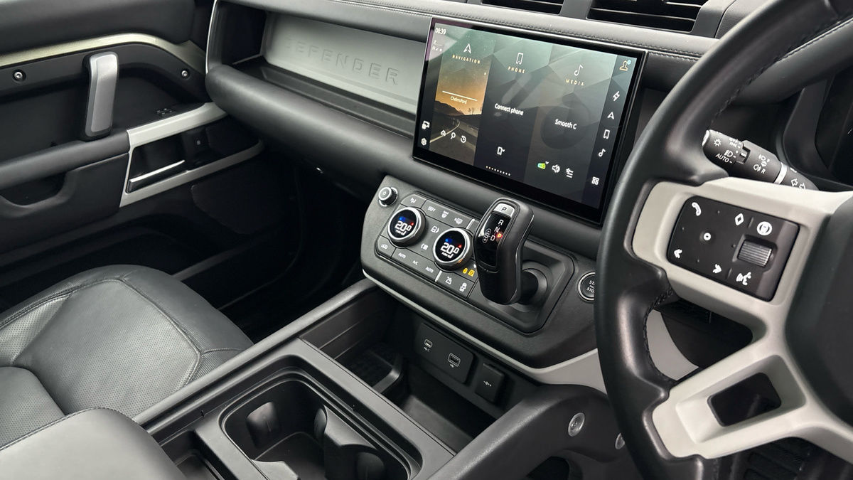 Land Rover Defender 110 Image 18