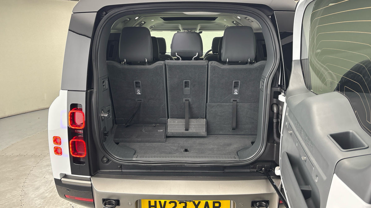 Land Rover Defender 130 Image 11