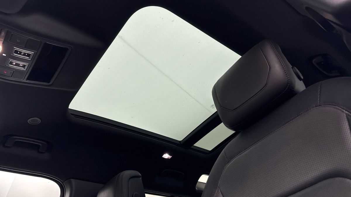 Land Rover Defender 110 Image 6