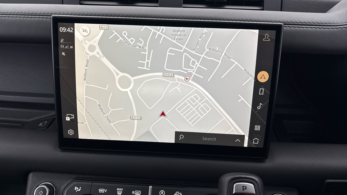 Land Rover Defender 110 Image 17