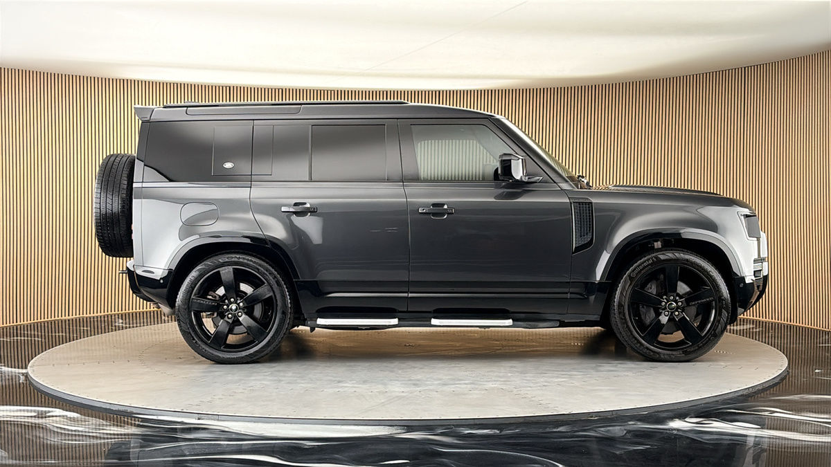 Land Rover Defender 110 Image 16