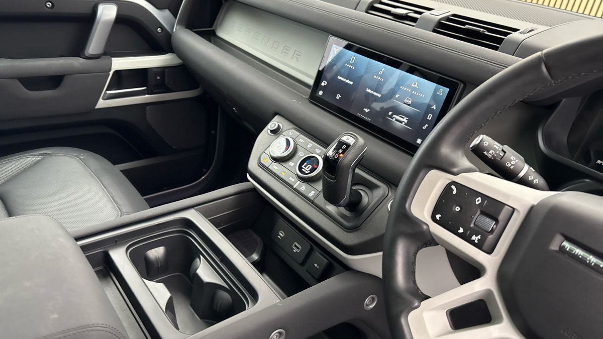 Land Rover Defender 110 Image 18