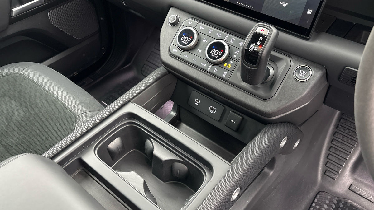 Land Rover Defender 110 Image 18