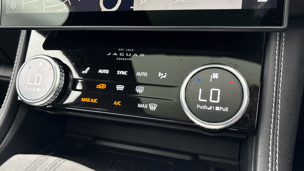 Jaguar F-PACE Image 25