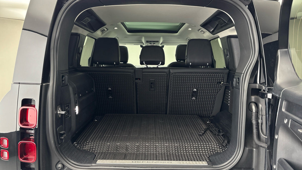 Land Rover Defender 110 Image 11