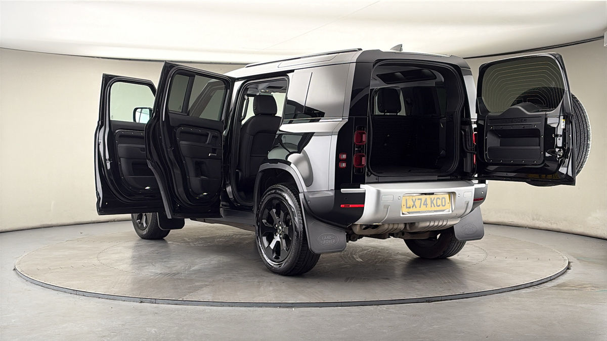 Land Rover Defender 110 Image 23