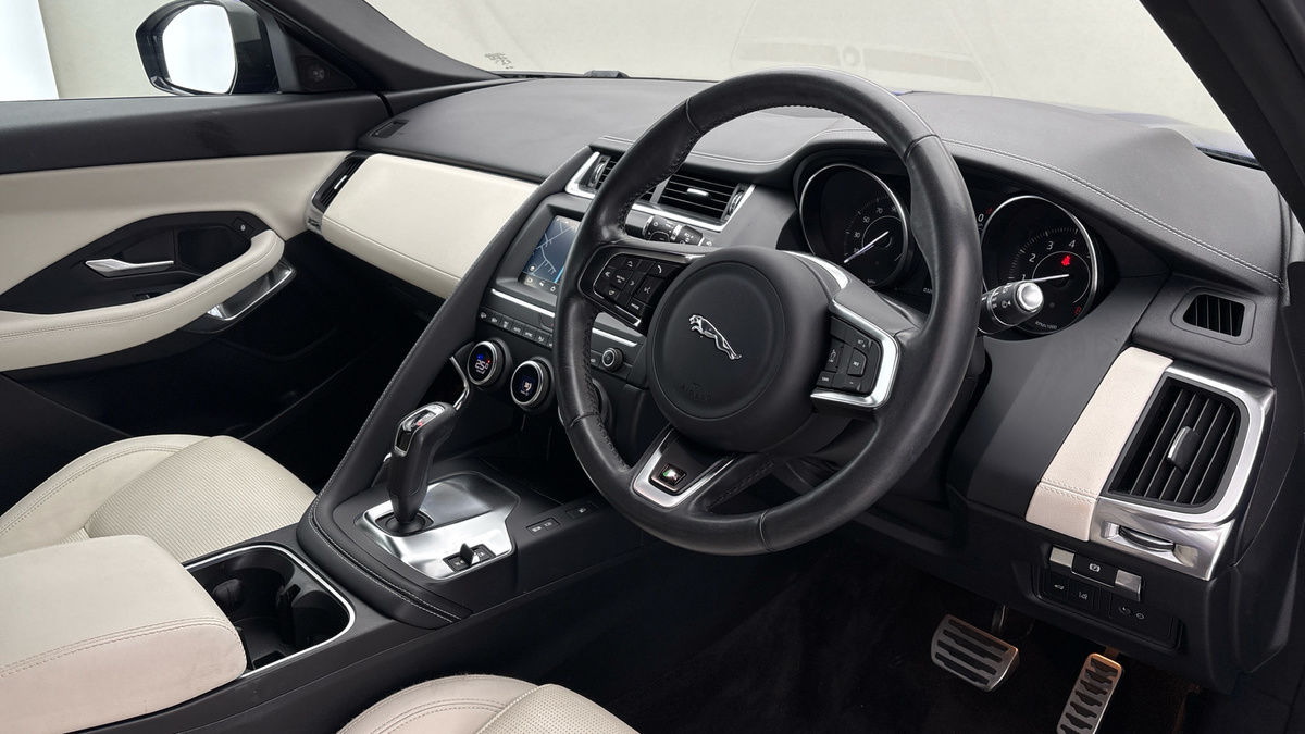 Jaguar E-PACE Image 5