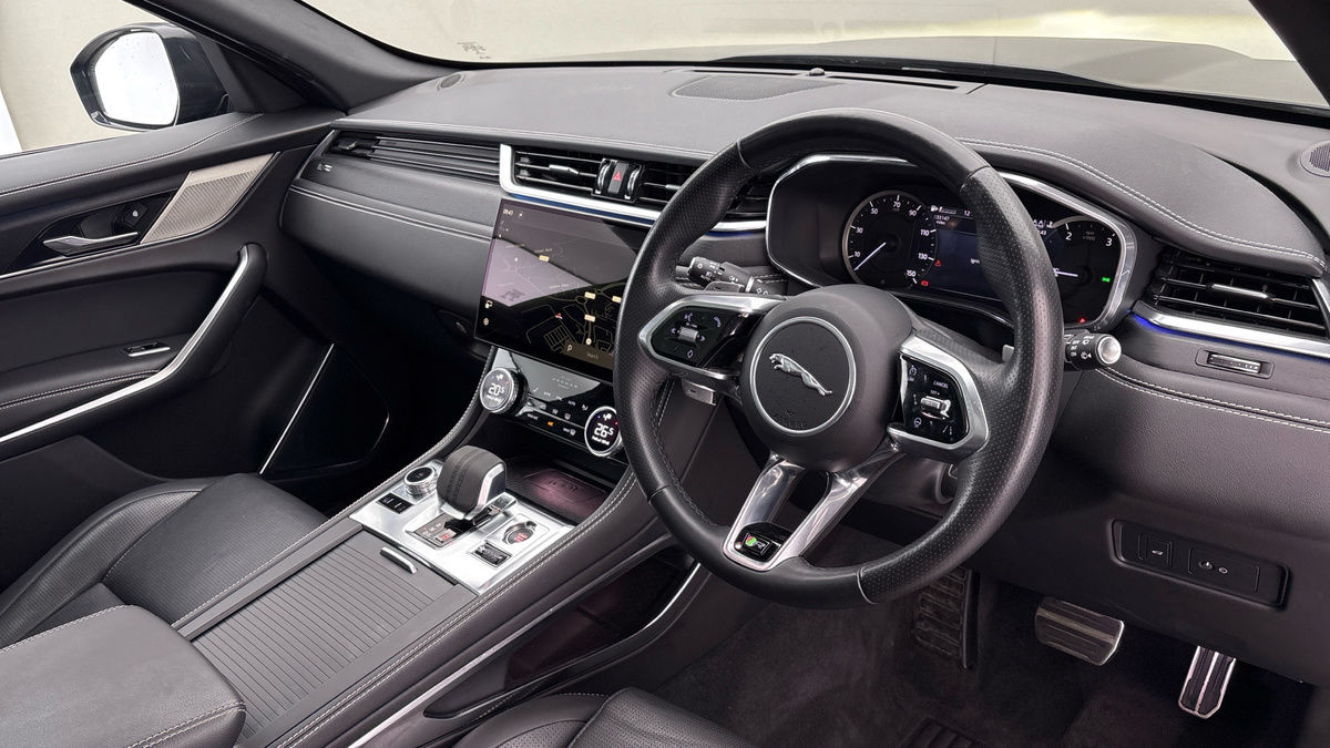 Jaguar F-PACE Image 5