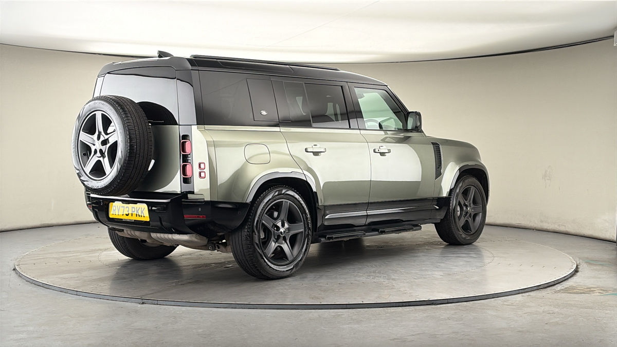Land Rover Defender 110 Image 21