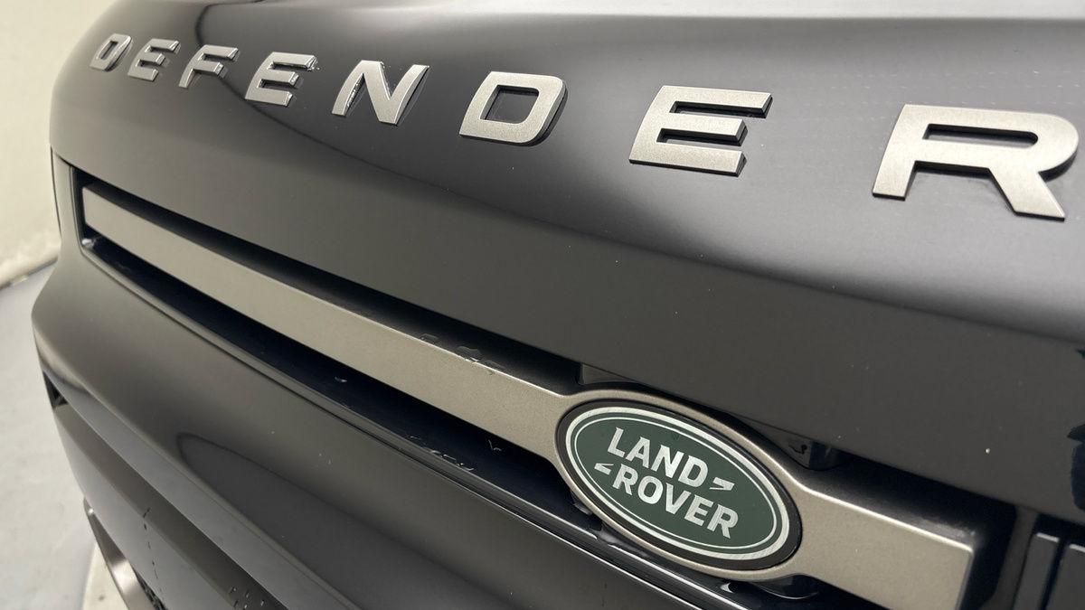 Land Rover Defender 110 Image 24