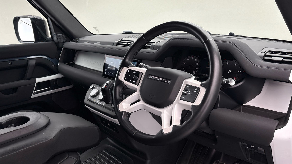 Land Rover Defender 110 Image 5