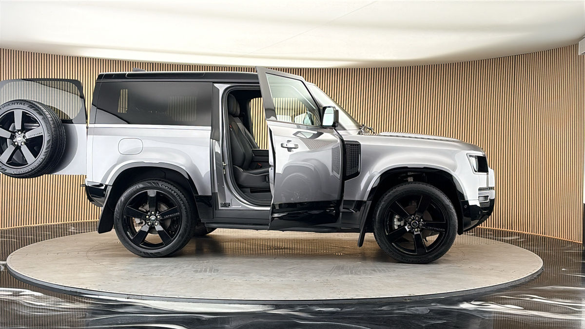 More views of Land Rover Defender 90