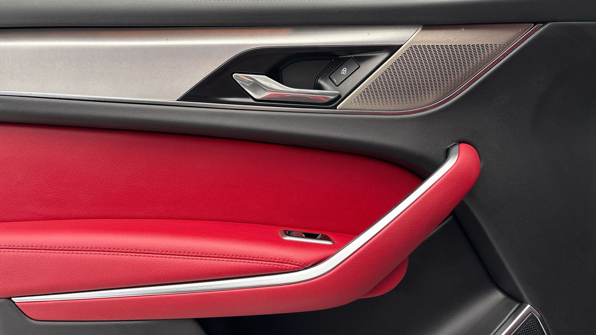 Jaguar F-PACE Image 19