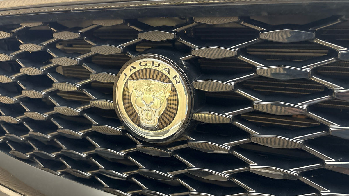 Jaguar E-PACE Image 24