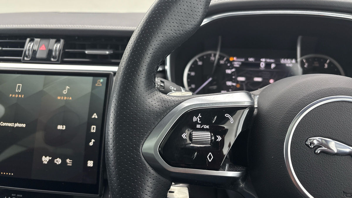 Jaguar F-PACE Image 13