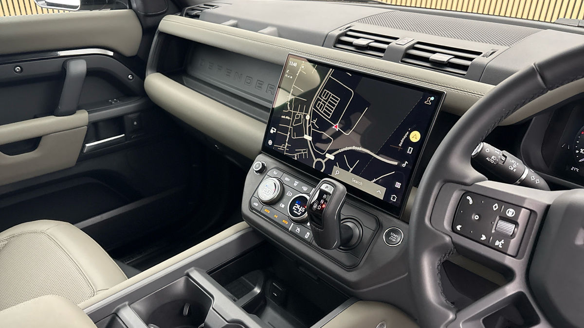 Land Rover Defender 110 Image 18